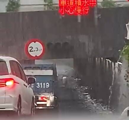 高雄雷雨不斷!仁武涵洞淹水封閉 高雄機場暫停地面作業