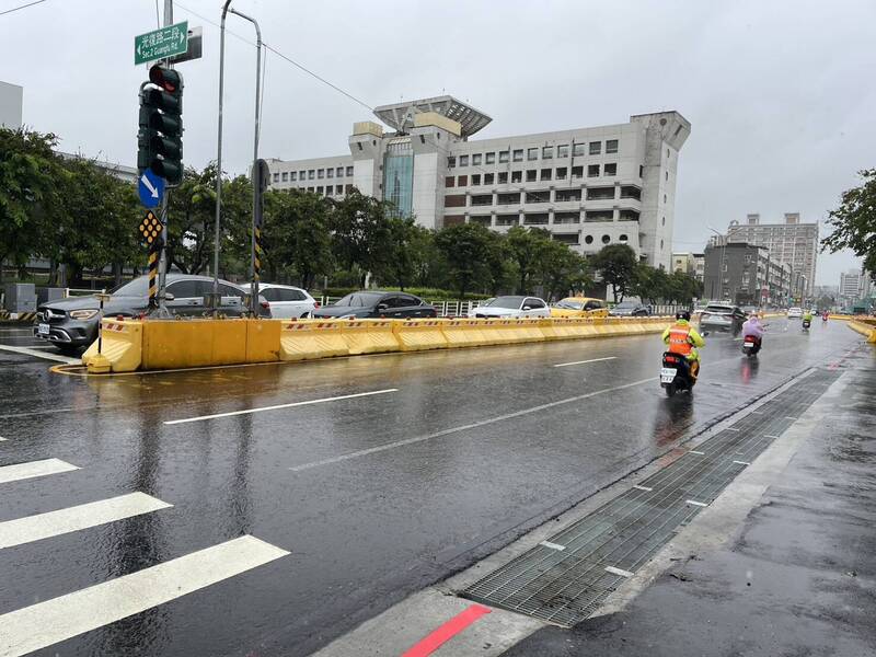 高雄鳥松神農路與鳳山澄清路強降雨 捷運局:短暫積水已消退