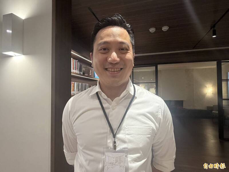 民進黨竹北市長參選人曾聖凱認為，普發1萬元並非要取代長期建設，而是讓短期生活照顧與長期城市發展同步進行。（記者廖雪茹攝）
