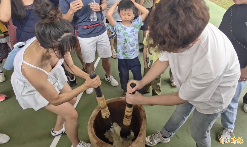 這才是聯合豐年節! 台東東河遊客撒網搗麻糬「阿美族不好當」