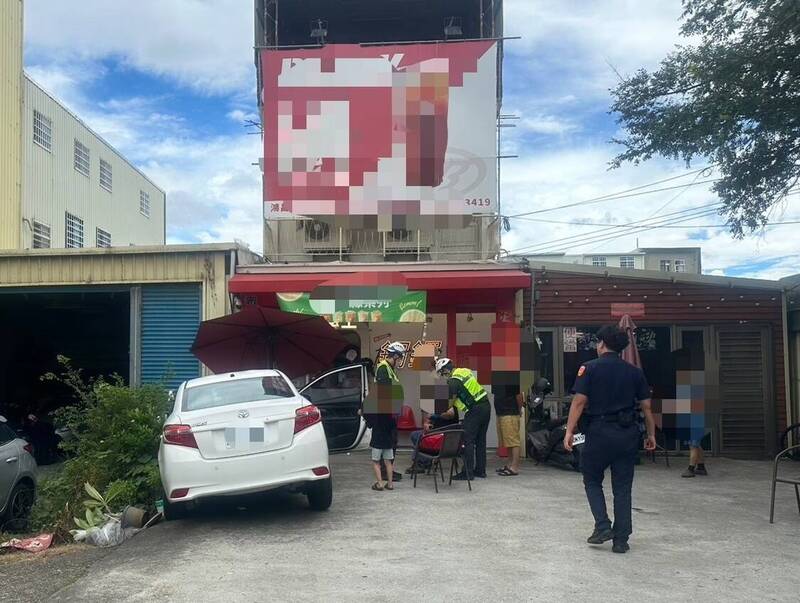 下車買杯飲料出事!轎車滑行撞桌椅 路人遭波及受傷