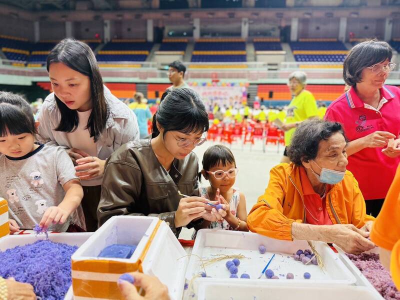 屏東縣慶祝祖父母節 祖孫玩遊戲、看表演共度溫馨時光