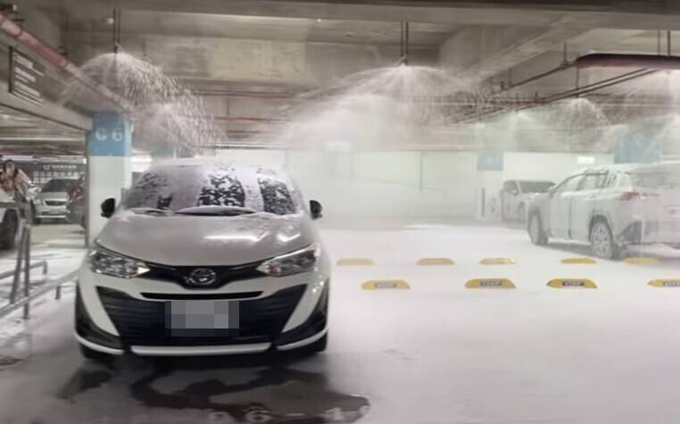 消防系統誤啟動!萬家福經國店停車場「下雪」 車輛蓋滿泡沫