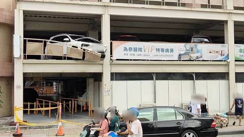 驚險!看完診醫院停車場取車誤踩油門 轎車撞破護欄懸2樓