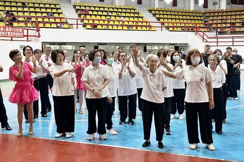 嘉市99歲阿嬤打太極拳 運動嘉年華展現新活力