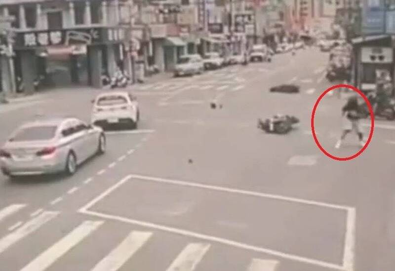 台中2機車互撞噴飛 1騎士翻滾一圈雙腿「完美落地」...網歪樓:10分