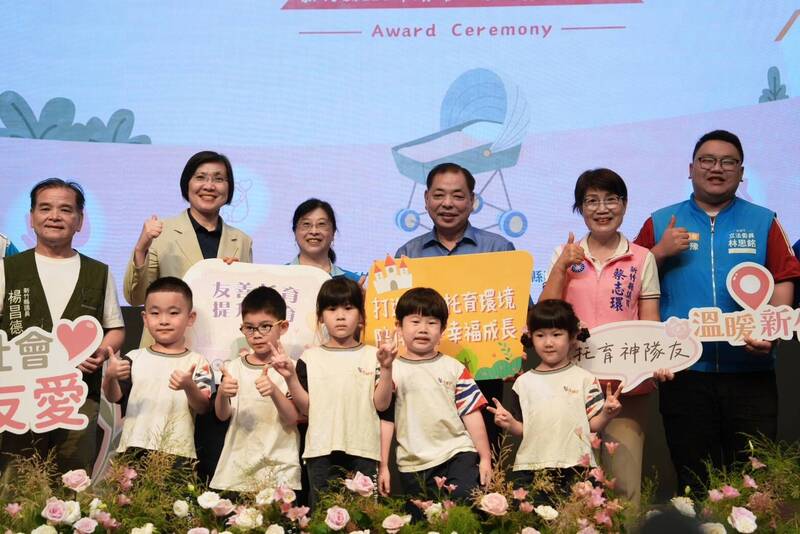徐欣瑩、陳見賢碰面了！與績優托育人員合影、雙方零互動