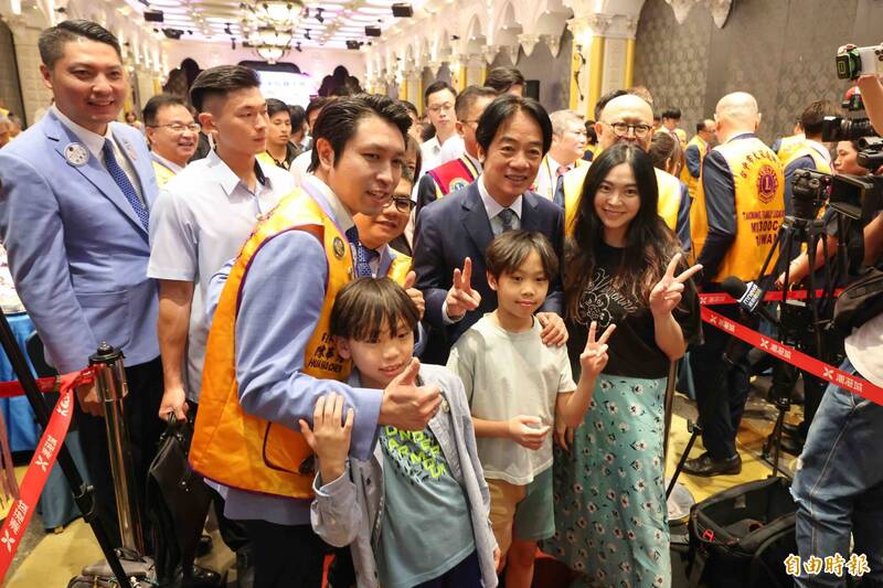 賴清德參加獅子會活動，民眾爭相合照、握手。（記者蔡淑媛攝）