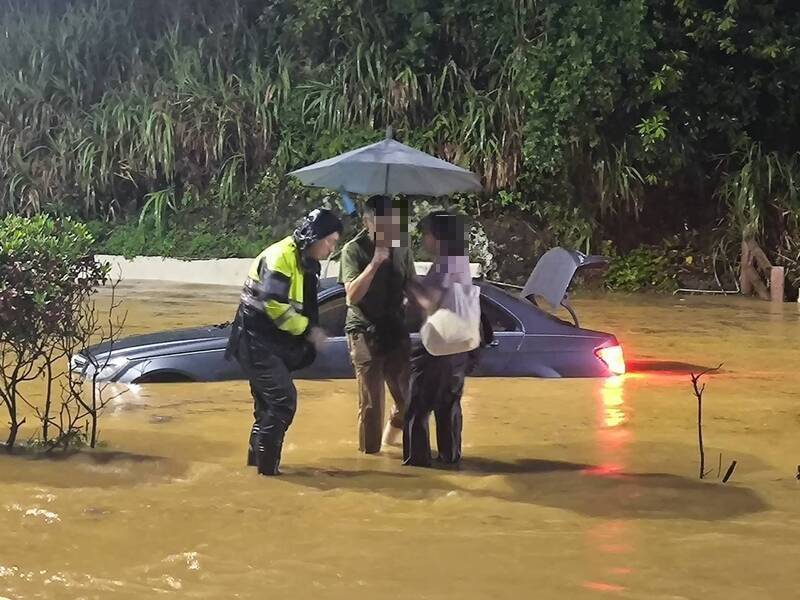 雨彈來襲!台2線新北石門段積水交通中斷 1賓士車泡水受困