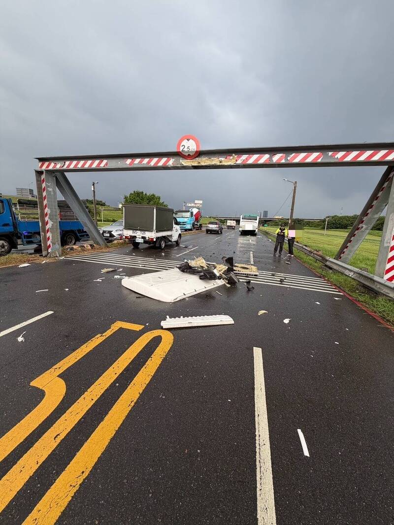 公車撞上限高架零件散一地 女駕駛辯稱不熟悉路況