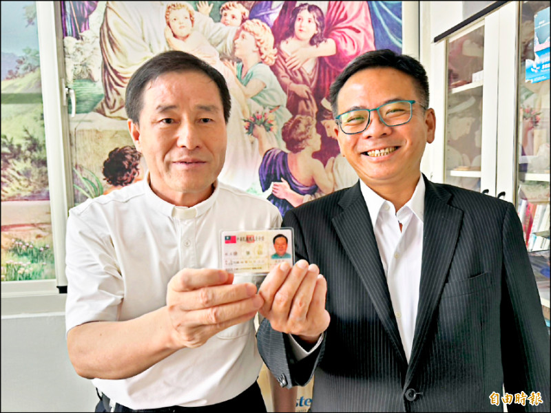 服務雲林20年 神父徐景山拿到身分證