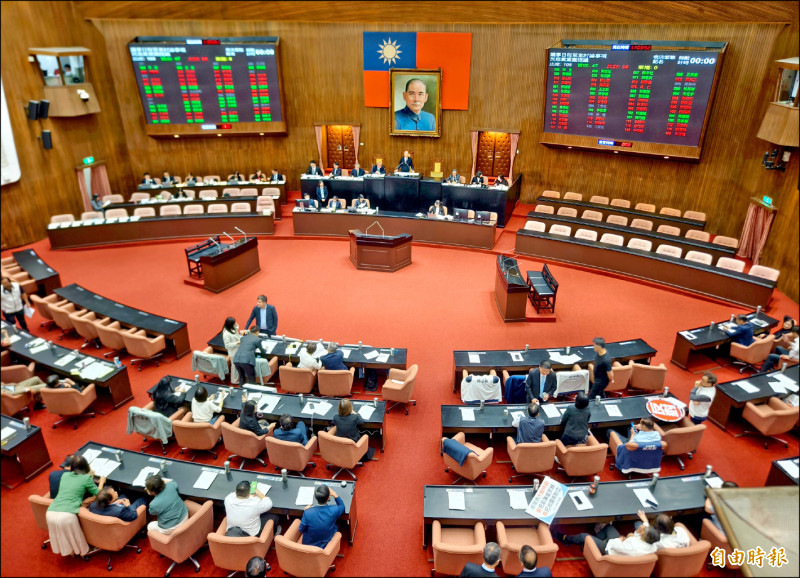 「不副署」爭議延燒》藍白推卓揆譴責案 綠批憲政哥吉拉