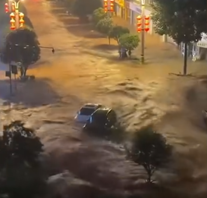 多輛汽車被大水沖走。（圖擷自微博）