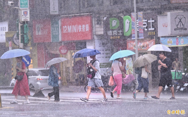 週日全台濕答答!南部慎防紫紅暴雨