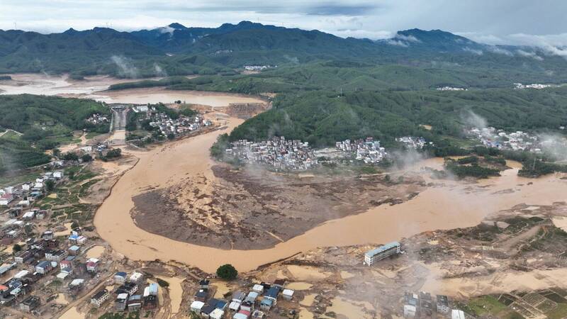 中國廣西壯族自治區橫州市六藍水庫受颱風「梅莎」帶來的豪雨影響潰壩，空拍畫面可見下游地區受災情況。照片攝於2026年7月7日。（路透）