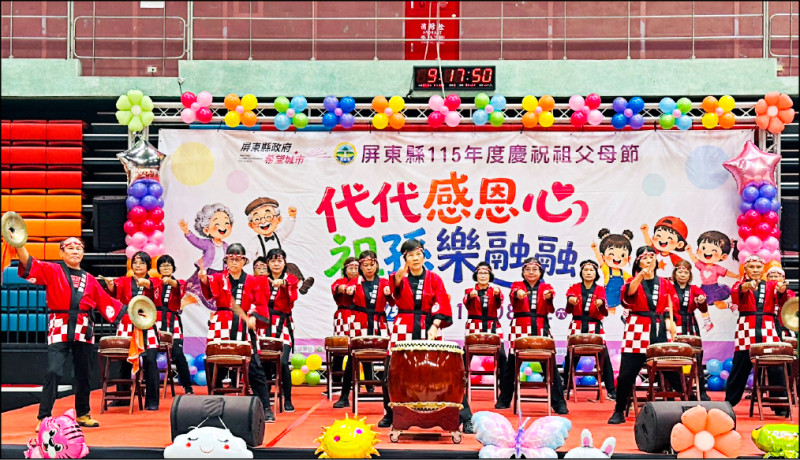 屏東祖父母節 阿公阿嬤太鼓表演氣勢足