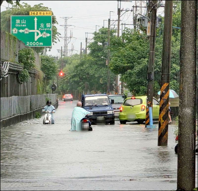 豪雨肆虐 南高屏今停班課 熱低壓TD22影響 南部、新北基當心