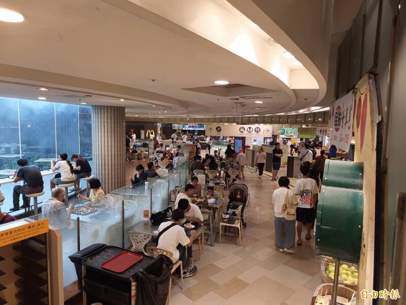 高雄放豪雨假 3大百貨公司都宣布今天正常營業