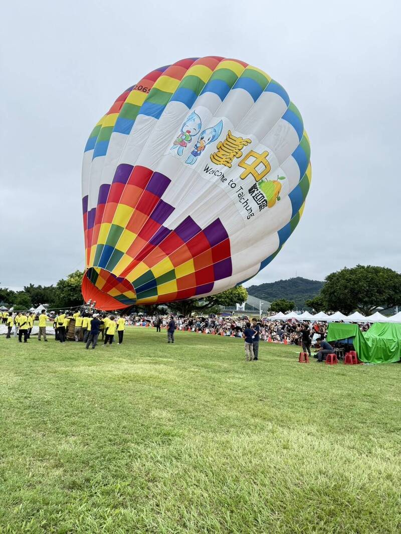 石岡熱氣球昨下午因風太大未能升起 民眾久等無法搭乘抱怨連連