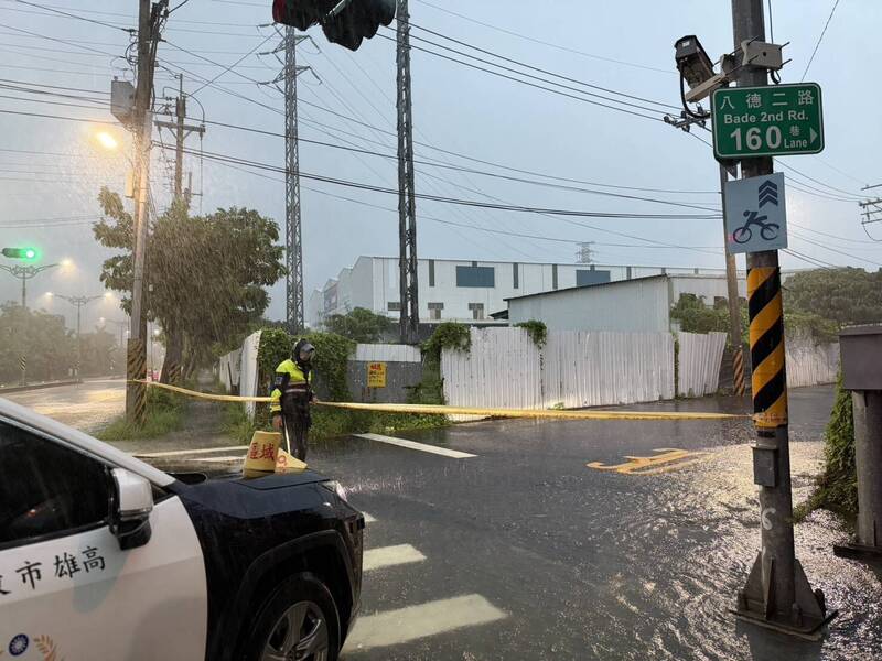 高雄仁武區降雨累積破百毫米 多地積水交通受阻