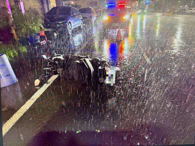 暴雨轟炸現形！高雄旗楠路坑洞 驚傳整晚5起騎士摔車