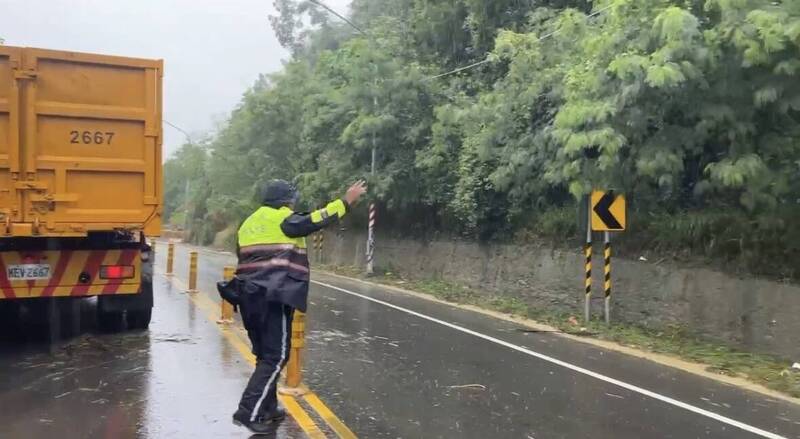 高雄大社區學府路傳路樹倒塌 推土機進場搶通