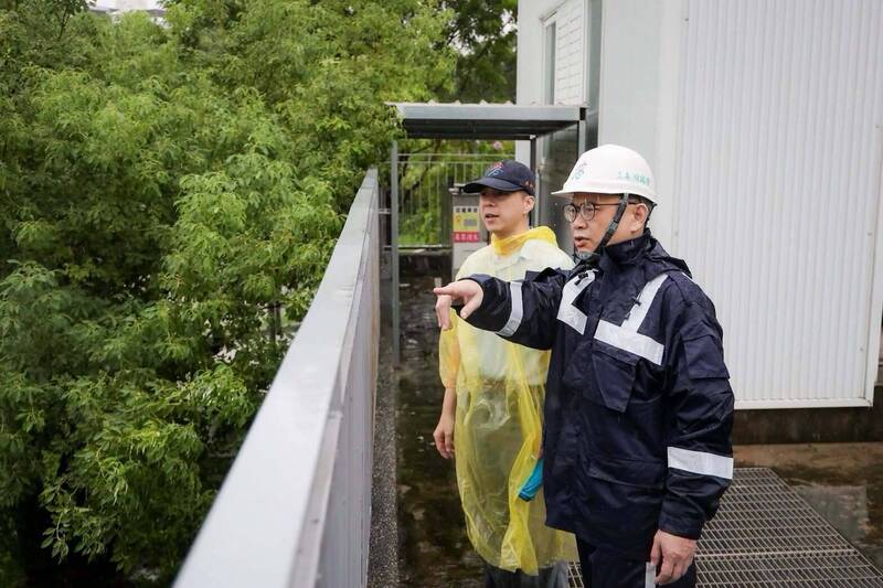 雨炸高雄 賴瑞隆、柯志恩急赴各地視察防汛排水
