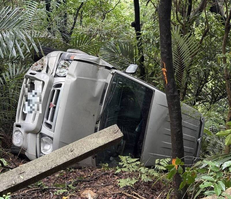 一輛休旅車今天上午10點半行經汐止區汐碇路143號附近路段，疑因煞車失靈翻落路旁邊坡，黃姓駕駛一度受困車內。（記者吳昇儒翻攝）