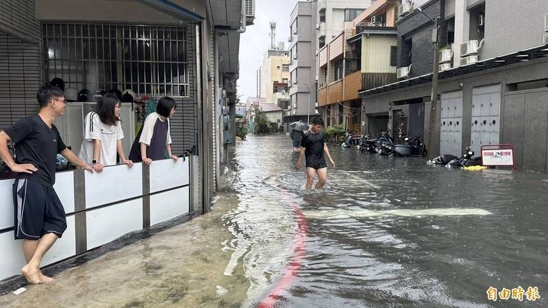 台南永康大灣連2日積水 居民無奈：等雨停再清