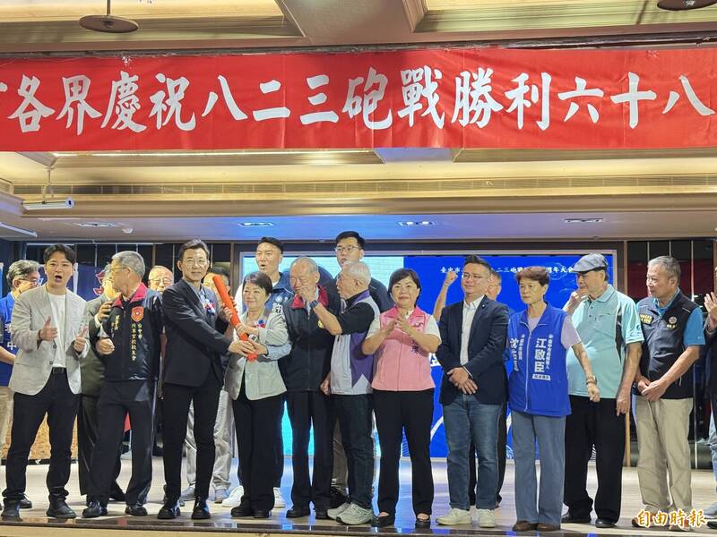 台中市各界慶祝八二三砲戰勝利68周年大會，台中市長盧秀燕將紅色棒子交給江啟臣，象徵市長交棒。（記者歐素美攝）