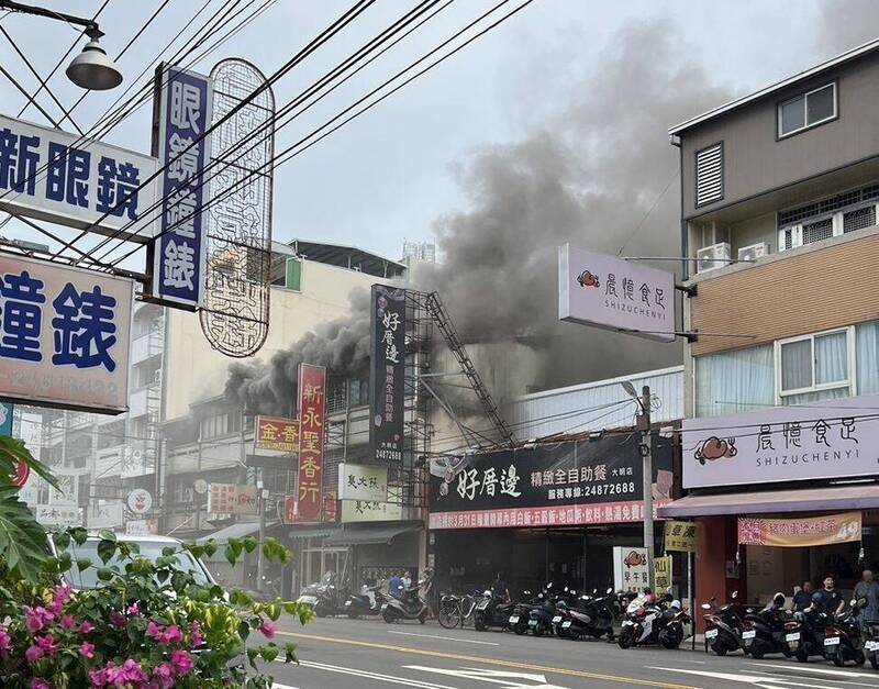 中元節前夕台中金紙店突竄火 濃煙密布延燒3戶