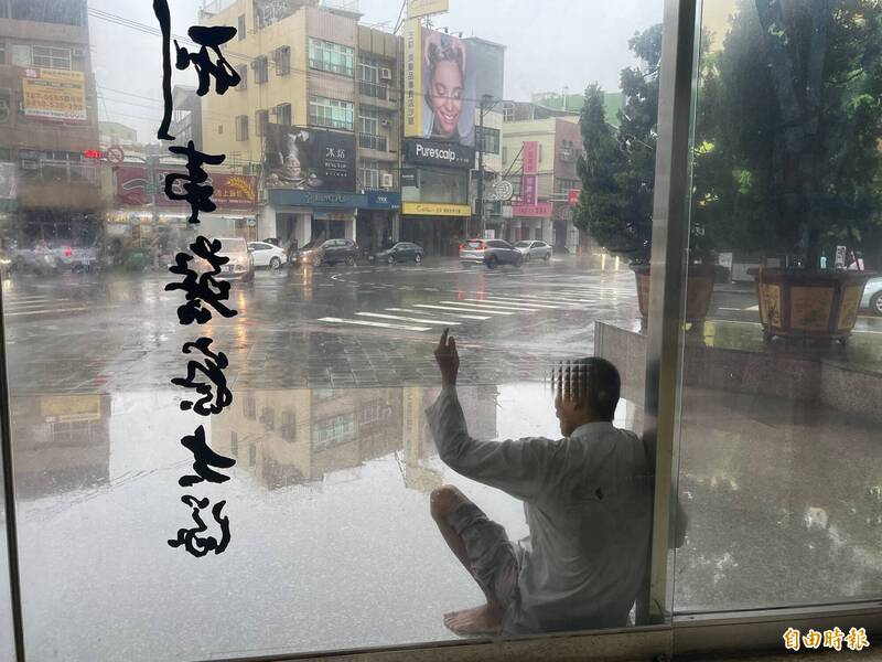 豪雨天計程車載到醉客 男子醉坐刑大門警急關門防意外