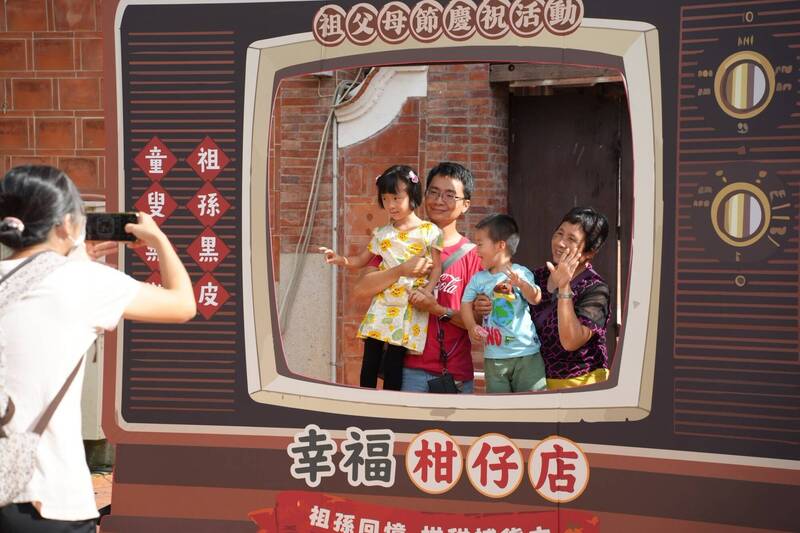 祖父母節「穿越時空」! 台中千名親子逛柑仔店 祖孫三代玩童年