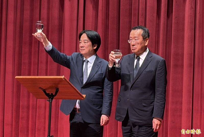 國防部辦理八二三戰役68週年紀念活動，總統賴清德（左）致詞後與國防部長顧立雄（右）舉杯向出席來賓致意。（記者吳正庭攝）