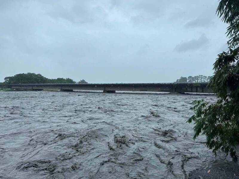 屏東縣三地門鄉口社大橋 溪水暴漲封橋了