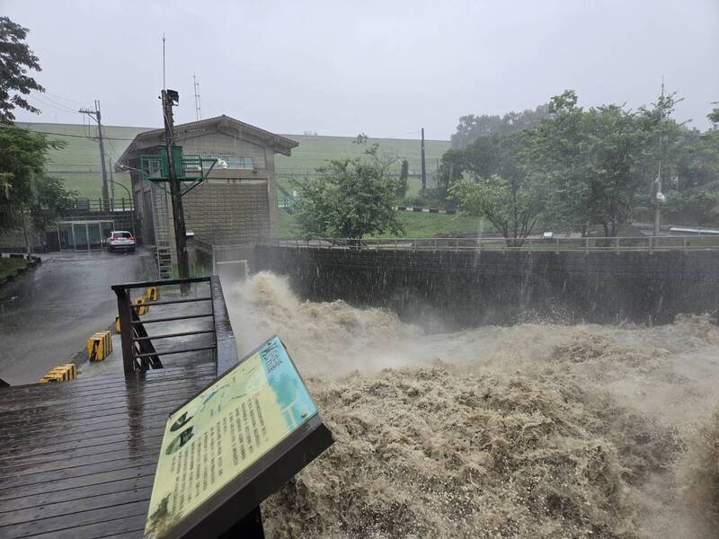 高雄累積雨量全國最多 阿公店水庫洩洪4區警戒