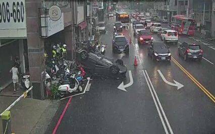 台中向上路車禍!女駕駛被撞「四輪朝天」 滑行再撞3機車送醫