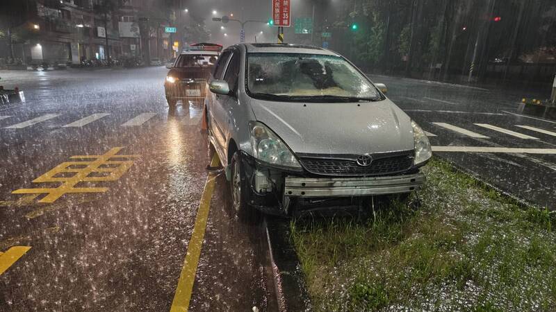 不單純!高雄暴雨釀自撞 駕駛棄車離去