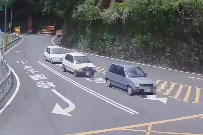 40年老車跑山甩尾！3輛「多利800」台7甲當賽道 跨雙黃線擦撞BMW