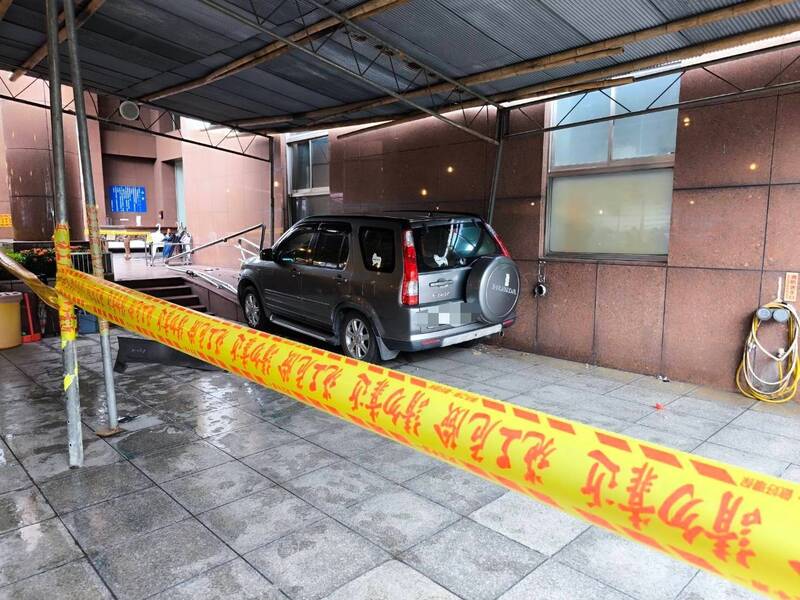 慈恩園驚魂!北市7旬翁駕車失控直衝法會 民眾嚇傻:祖先有保佑