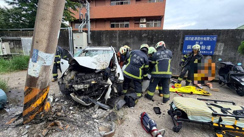 林口轎車猛撞電線桿!車頭嚴重潰縮 4人受傷急送醫