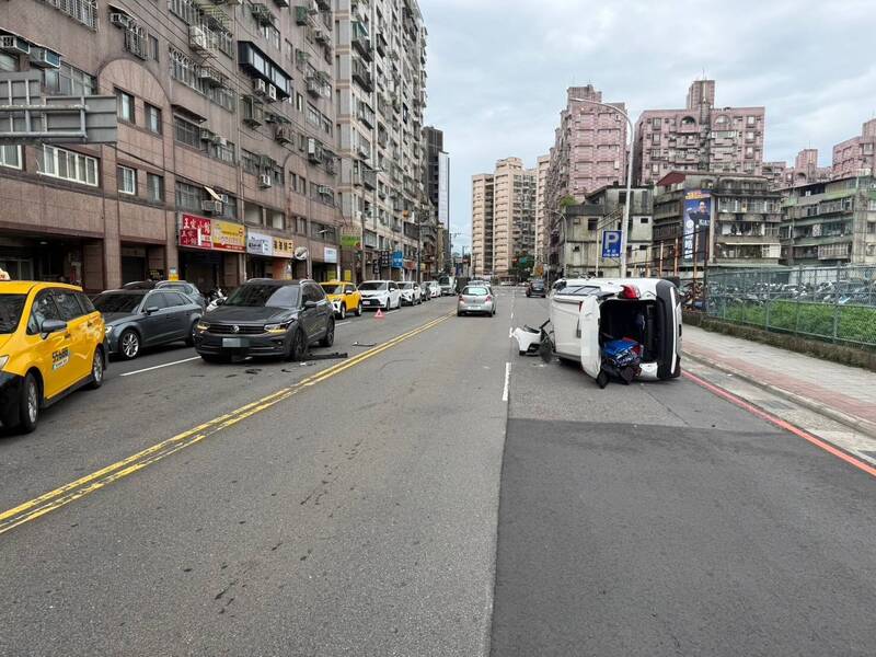 新店女駕駛疑恍神開入對向車道 撞等紅燈轎車翻覆1傷