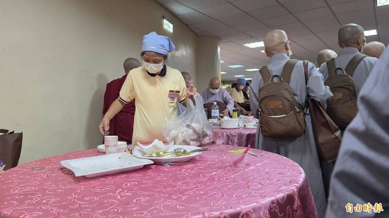 地上沒垃圾!彰化1萬8000人供佛齋僧大會 靠「這招」完美示範