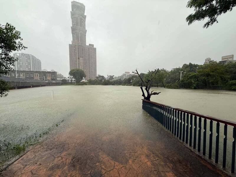 高雄3天下全年1/3雨量 網警告8年前823豪雨「5000天坑」政治操作
