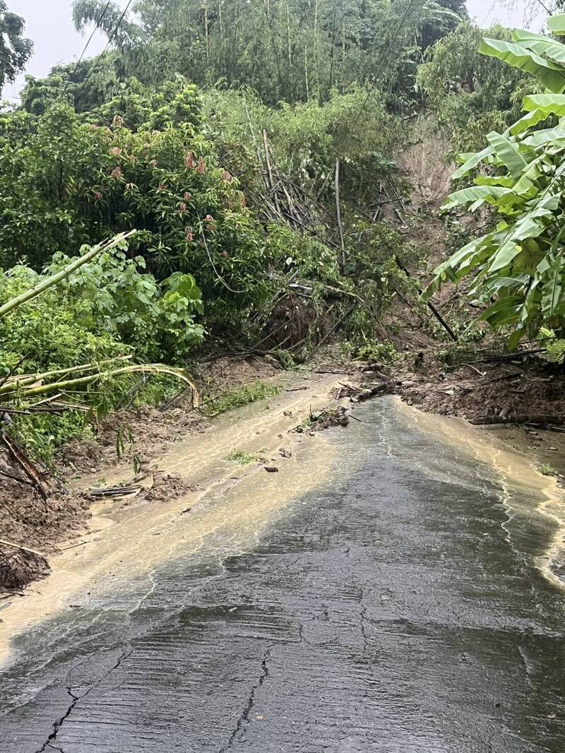 獨家》豪雨坍方!高雄田寮內安道路遭土石淹沒 10多戶30多人受困