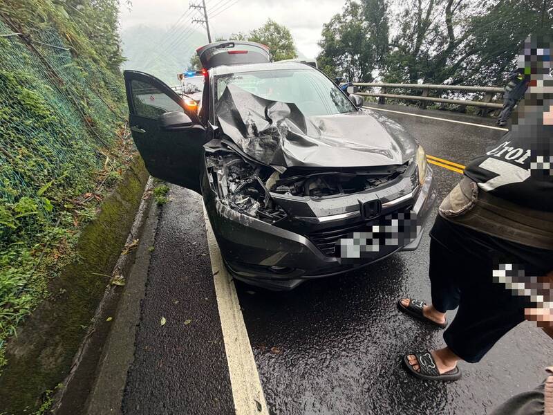 蘇花公路逾50公斤巨石砸中休旅車 一家3人驚險逃生