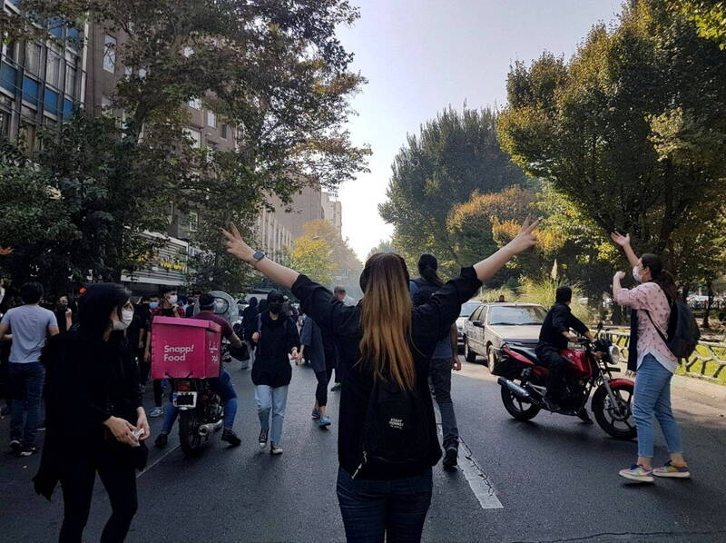 伊朗女性大規模拒戴頭巾 當局改以商家與名人開刀