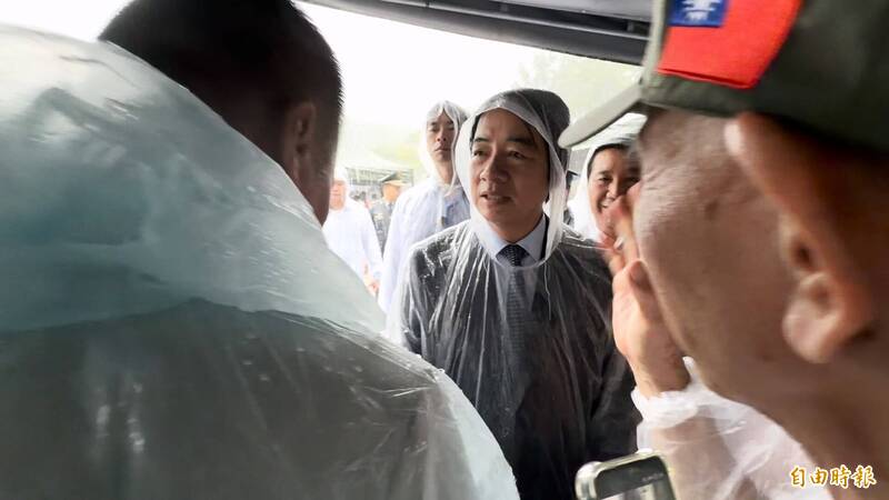 總統賴清德（中）主持八二三追思祭典後，主動前往一旁向參戰官兵及遺族致意。（記者吳正庭攝）
