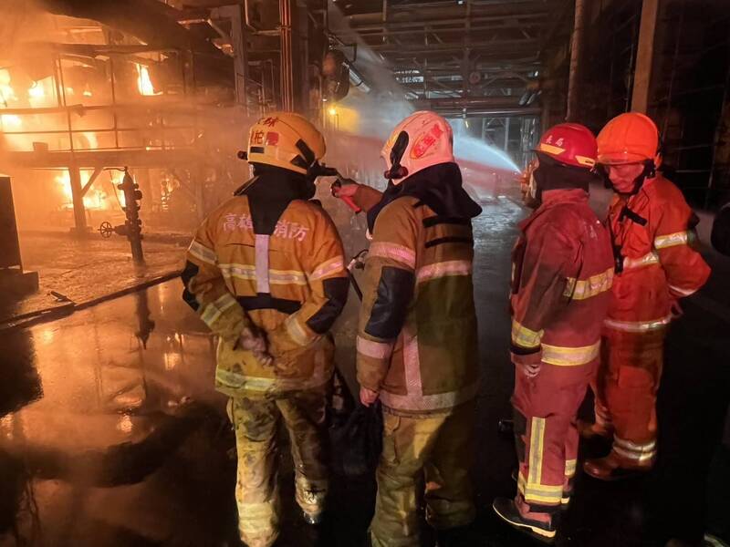 中油高雄大林廠深夜火警 20車44勇消搶救