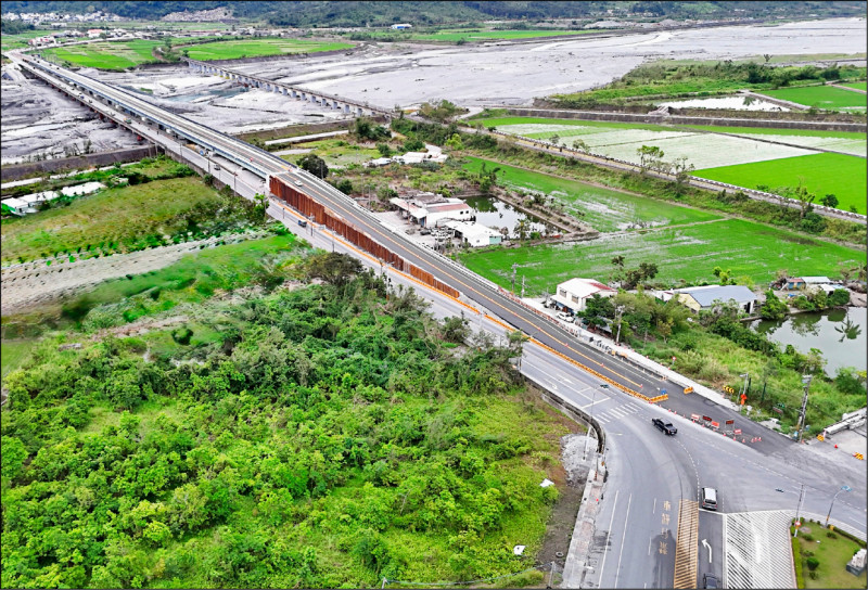 玉里大橋南下新橋波浪狀 公路局:安全無虞